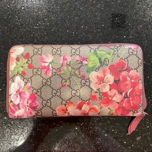 Gucci GG Logo Floral Bloom Zip Around Wallet